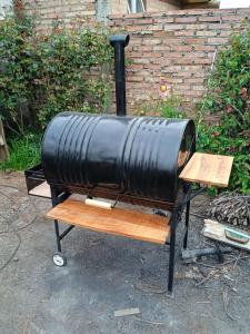 a black barrel sitting on top of a bench at Casita Las Lavandas in El Bolsón