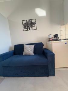 a blue couch sitting in a living room at Charmoso apto perto da praia in Vila Velha +9 photos