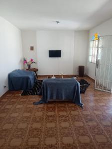 een kamer met twee tafels en een tv erin bij Residence Hotel Efrata Centro Itaborai in Itaboraí