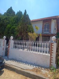 een wit hek voor een huis bij Residence Hotel Efrata Centro Itaborai in Itaboraí