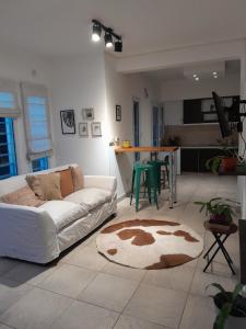 a living room with a couch and a table at Duplex en salta in Destilería Chachapoyas