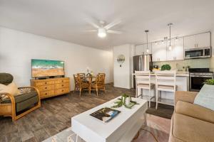 Kuchyň nebo kuchyňský kout v ubytování Maui Sands Seaside 713