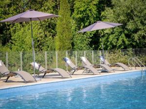 Bazén v ubytovaní Apartment in Azille near Lac de Jouarres alebo v jeho blízkosti