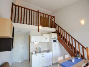 Kuchyňa alebo kuchynka v ubytovaní Apartment in Azille near Lac de Jouarres
