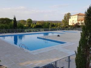 Bazén v ubytovaní Apartment in Azille near Lac de Jouarres alebo v jeho blízkosti + 11 fotografií