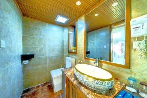 Ένα μπάνιο στο Quiet Garden Inn Lijiang Old Town Branch