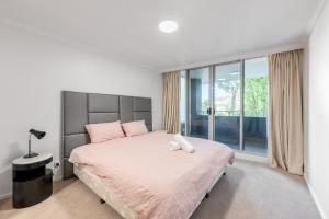 Ένα ή περισσότερα κρεβάτια σε δωμάτιο στο Serain Residences on Northbourne Ave Canberra