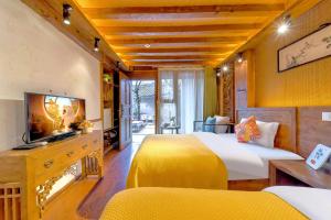 Μια τηλεόραση ή/και κέντρο ψυχαγωγίας στο Quiet Garden Inn Lijiang Old Town Branch +37 φωτογραφίες