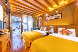Ένα ή περισσότερα κρεβάτια σε δωμάτιο στο Quiet Garden Inn Lijiang Old Town Branch