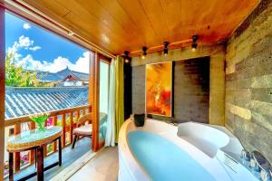 Μπαλκόνι ή βεράντα στο Quiet Garden Inn Lijiang Old Town Branch