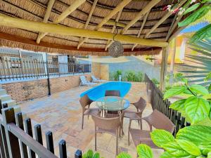 Casa Maravida的阳台或露台