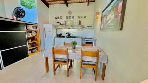 马拉戈日Casa Maravida的配有桌椅和冰箱的厨房