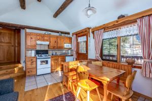 een keuken met houten kasten en een houten tafel en stoelen bij Nakiska Bear Ranch in Clearwater