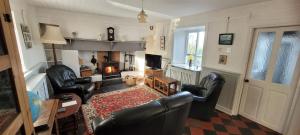 Een zitgedeelte bij Quarvue Farmhouse, Unique house with views of Mournes and Cooleys