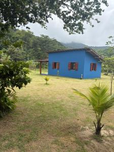 une maison bleue au milieu d'une cour dans l'établissement Casa da Jane, à Parati