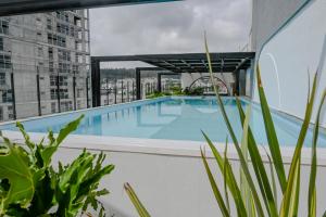 Bazén v ubytování Studio en la mejor zona de Quito La Carolina nebo v jeho okolí