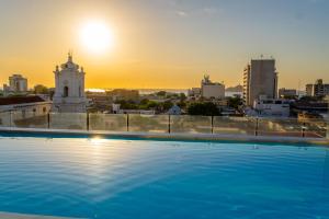 A piscina localizada em Hotel Catedral Plaza ou nos arredores