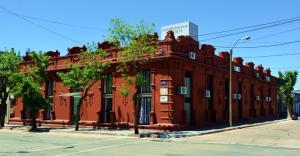 a red building on the corner of a street at Hotel Posada La Comandancia in Melo