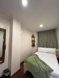 Postel nebo postele na pokoji v ubytování JCGA Apartments' Rustic Chic Cabins-Near Botanical Garden and SM Baguio