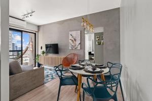 a dining room and living room with a table and chairs at Conforto e Estilo na Saúde-SP - Ar Condicionado e Garagem - CETRUS - SP EXPO in Sao Paulo