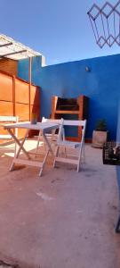 特雷利乌Complejo Juli的一张野餐桌和一张蓝墙前的长凳