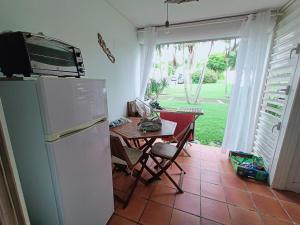 Kuchyň nebo kuchyňský kout v ubytování Ti Mabouya Appartement Saint François