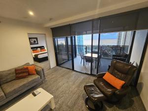 Χώρος καθιστικού στο Circle On Cavill - Paradise Stayz