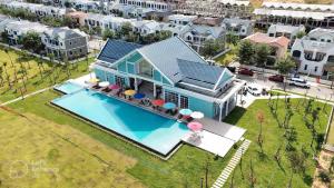 an aerial view of a house with a swimming pool at JOYY Villa 4PN-3WC-5 giường NovaWorld Phan Thiết in Bình Tú