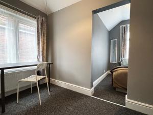 Shirley House 6, Guest House, Self Catering, Self Check in with smart locks, use of Fully Equipped Kitchen, close to City Centre, Ideal for Longer Stays, Excellent Transport Links客房内的一张或多张床位