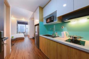 Apartment Luxury - Infinity Pool by Center City的厨房或小厨房