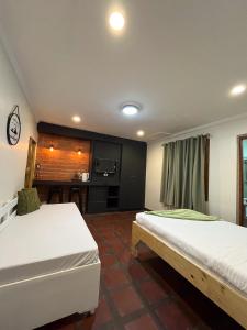 Postel nebo postele na pokoji v ubytování JCGA Apartments' Rustic Chic Cabins-Near Botanical Garden and SM Baguio