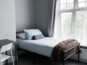 Shirley House 6, Guest House, Self Catering, Self Check in with smart locks, use of Fully Equipped Kitchen, close to City Centre, Ideal for Longer Stays, Excellent Transport Links客房内的一张或多张床位