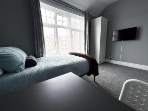 Shirley House 6, Guest House, Self Catering, Self Check in with smart locks, use of Fully Equipped Kitchen, close to City Centre, Ideal for Longer Stays, Excellent Transport Links的电视和/或娱乐中心