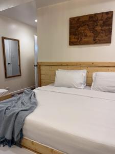 Postel nebo postele na pokoji v ubytování JCGA Apartments' Rustic Chic Cabins-Near Botanical Garden and SM Baguio