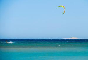 una persona está haciendo kitesurf en el océano en Lotus Bay Resort, en Hurghada