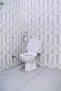 une salle de bain avec toilettes dans une chambre dans l'établissement Seruni Garden - Guesthouse Bandung, à Bandung