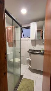 ein kleines Badezimmer mit Dusche und Waschbecken in der Unterkunft Apartamento em Porto de Galinhas in Porto De Galinhas