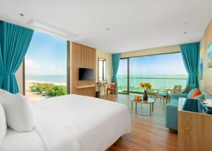 芽庄Wins House - Suite Panorama Grand的一间带床且可欣赏海景的酒店房间