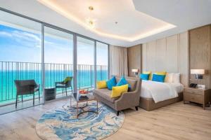 芽庄Wins House - Suite Panorama Grand的配有床和沙发的酒店房间