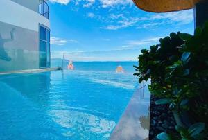 芽庄Wins House - Suite Panorama Grand的可以看到海景的游泳池