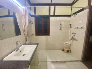 Ένα μπάνιο στο Oasis Guesthouse +27 φωτογραφίες
