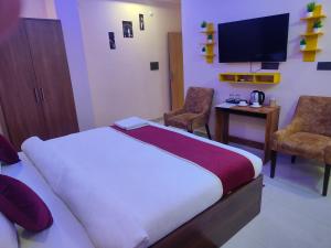 Pavitram Hotel & Banquet客房内的一张或多张床位
