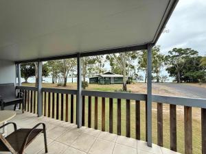 Burrum HeadsTop Level Unit With Gorgeous Waterviews的享有房子景致的屏蔽门廊