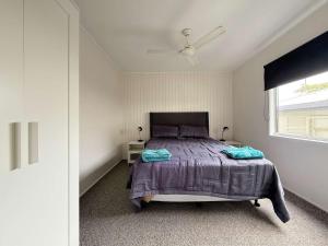 Burrum HeadsTop Level Unit With Gorgeous Waterviews的带床和窗户的卧室