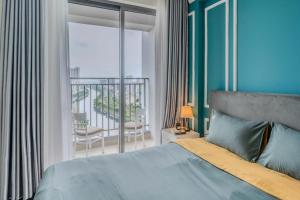 胡志明市Apartment Luxury - Infinity Pool by Center City的一间带床和阳台的卧室