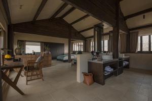 丽江Lijiang Liuji Rizhao Jinshan View Guesthouse的大型客房设有厨房和客厅。