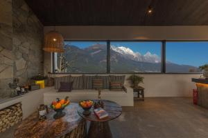 丽江Lijiang Liuji Rizhao Jinshan View Guesthouse的带沙发和桌子的客厅 更多4张照片
