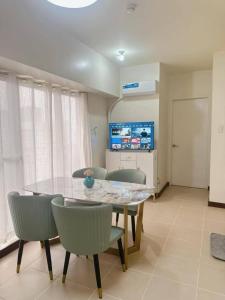 Μια τηλεόραση ή/και κέντρο ψυχαγωγίας στο Tan condo city view 01