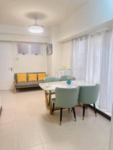 Χώρος καθιστικού στο Tan condo city view 01