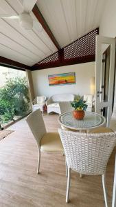 a dining room with a table and chairs at Vacation House Geribá in Búzios
